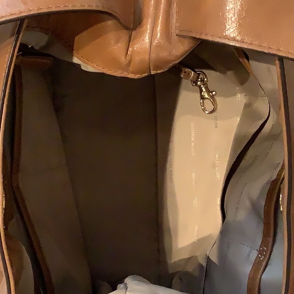 Michael Kors genuine leather bag in tan. - Picture 6 of 7